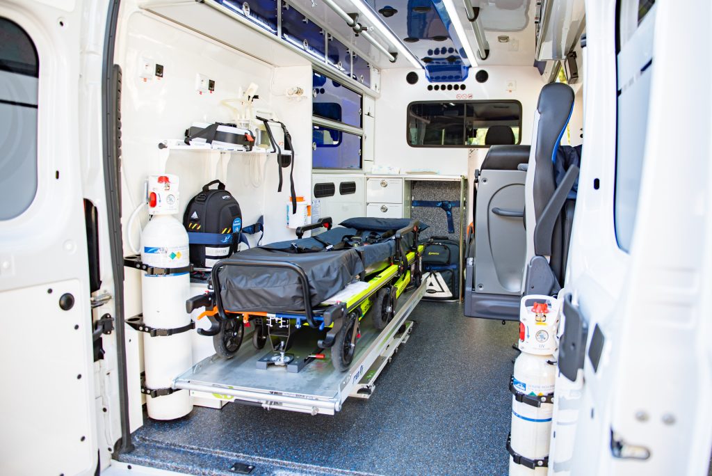 Intérieur d'une ambulance Dax Assistance avec brancard