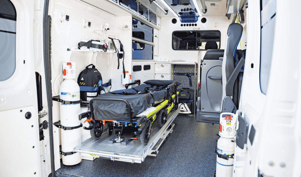 Intérieur d'une ambulance Dax Assistance avec brancard, bouteilles d'oxygène et matériel médical complet pour les transports sanitaires à Dax, Bayonne et Mont-de-Marsan
