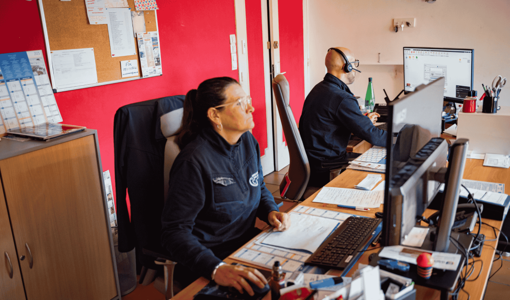 Équipe de régulation Dax Assistance au bureau, gérant les plannings de transport VSL et ambulance pour Dax, Bayonne et Mont-de-Marsan, disponible au 05 40 24 60 35